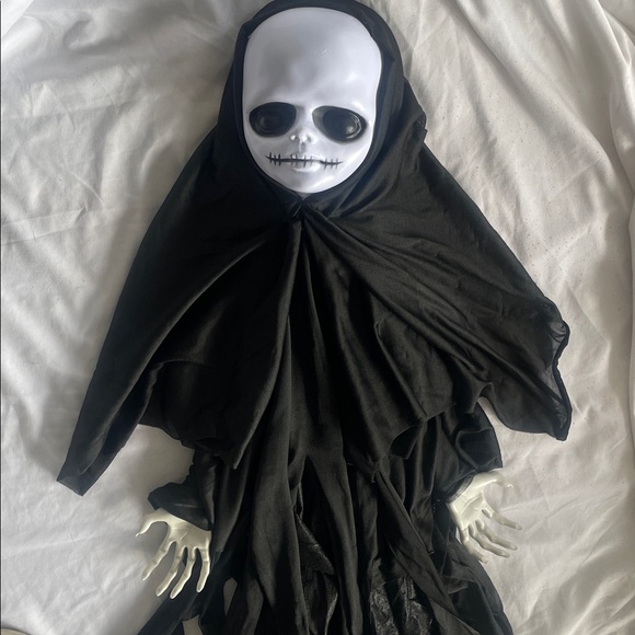 Spooky Scary Hanging Ghost Halloween Outdoor Indoors - Halloween Decor 🔪🕷️* 3’ - Picture 5 of 15